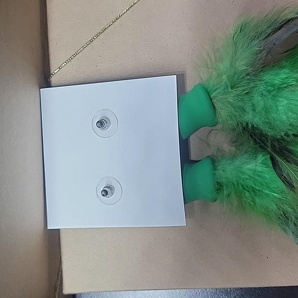 BRAND NEW CH0KED BRAND FEATHERED EARRINGS IN MULTI GREEN (FOR PIERCED EARS) - Picture 4 of 6